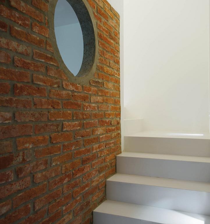 Scala monolitica in gres porcellanato