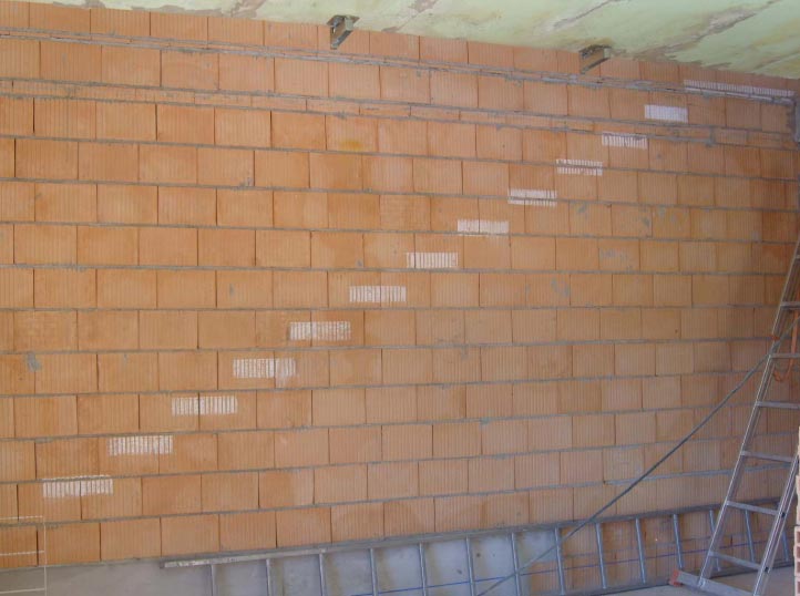 Scala sospesa in gres porcellanato