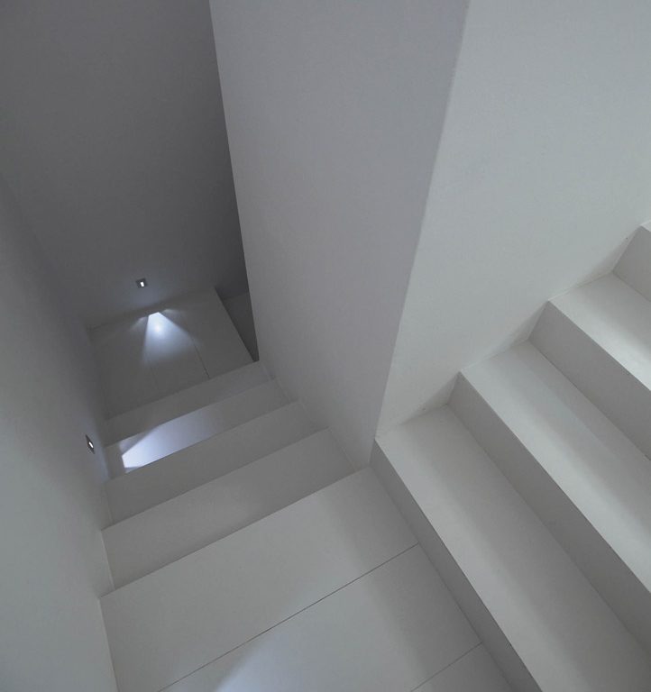 Scala monolitica in gres porcellanato