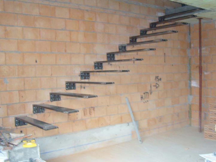 Scala sospesa in gres porcellanato