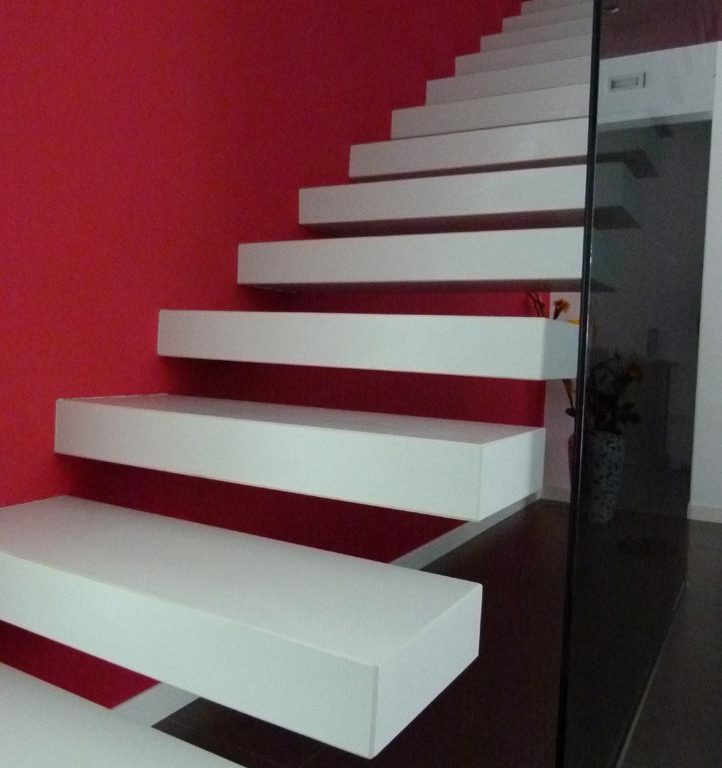 Scala sospesa in gres porcellanato