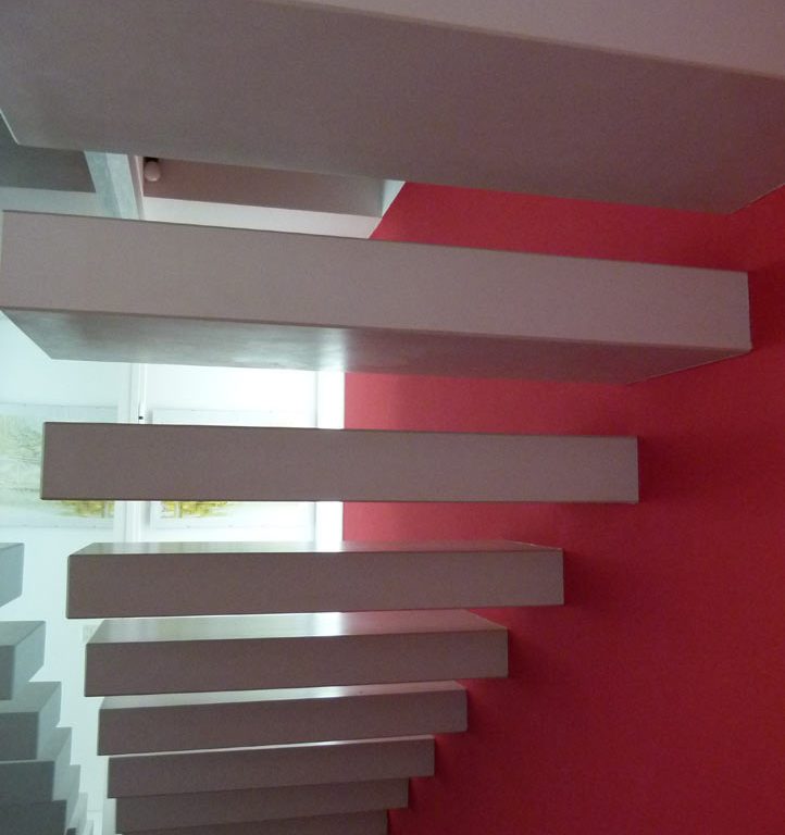 Scala sospesa in gres porcellanato