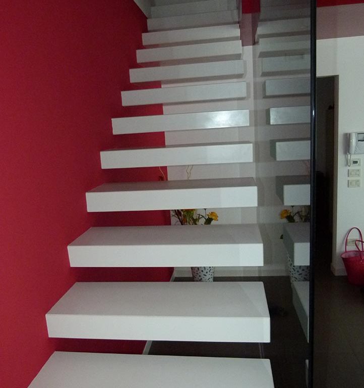 Scala sospesa in gres porcellanato