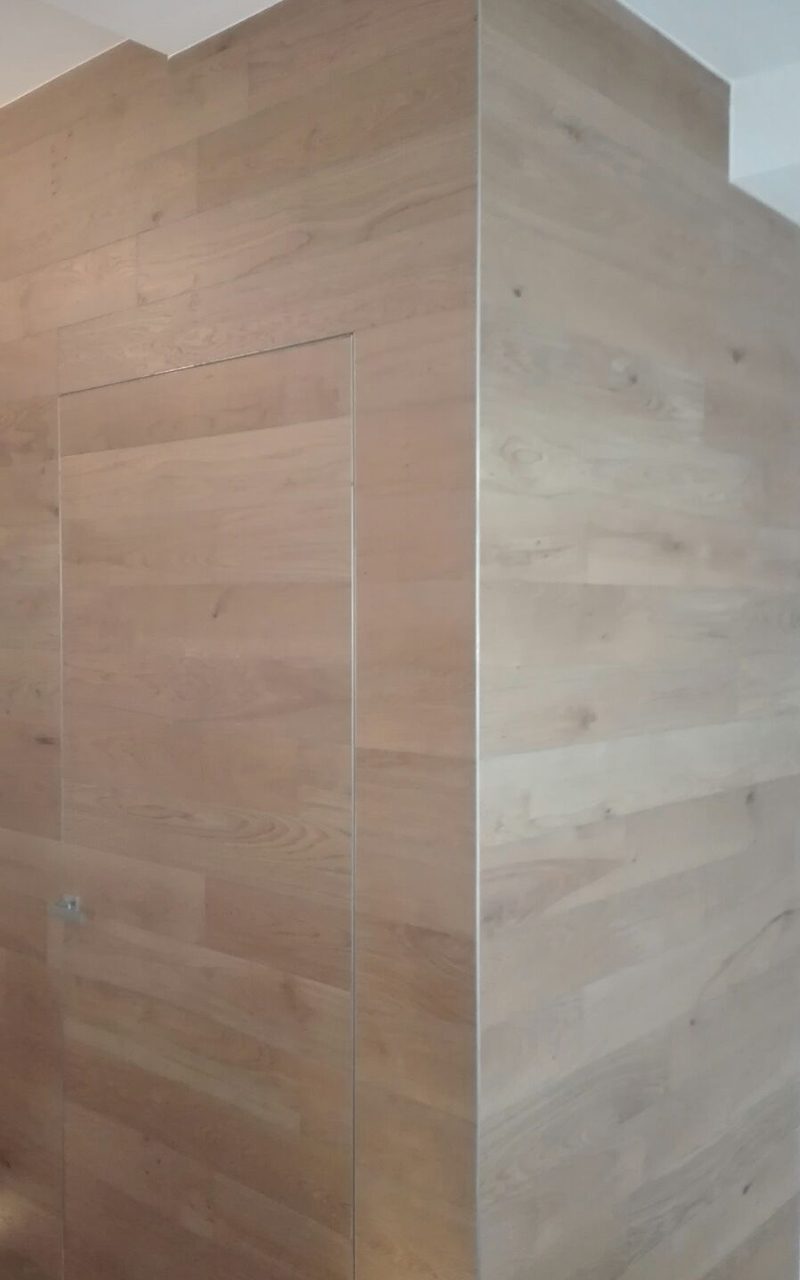 porta e parete rivestite in legno