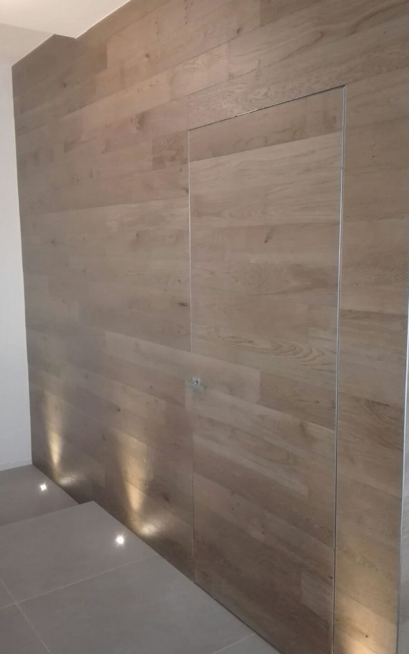 porta e parete rivestite in legno