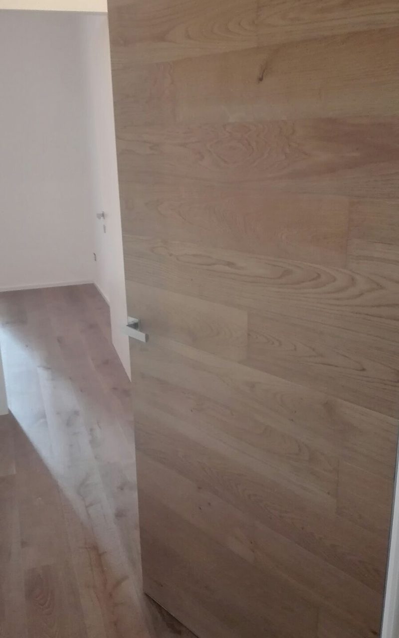 porta e parete rivestite in legno
