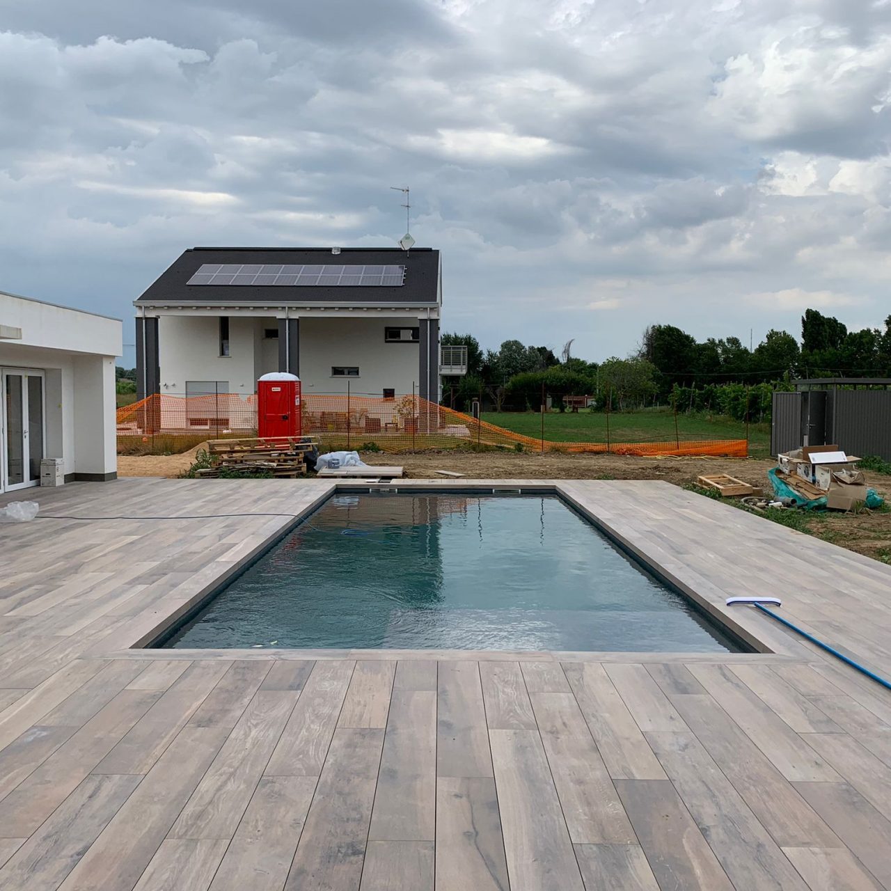 Piscina pavimento sopraelevato in grès effetto legno