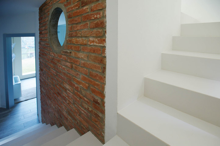 Scala monolitica in gres porcellanato