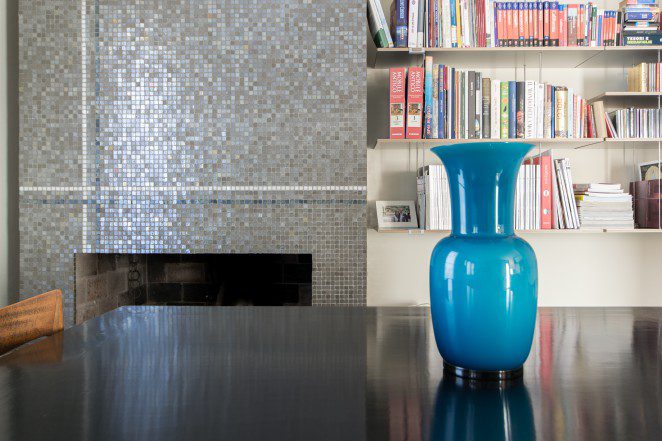 Lo studio, la progettazione e la realizzazione di un appartamento tipo. Il pavimento in rovere piallato trasmette calore all'arredamento moderno e pulito. Non dimenticando, però, la tradizione della ceramica e del mosaico rivisitati in una chiave nuova.