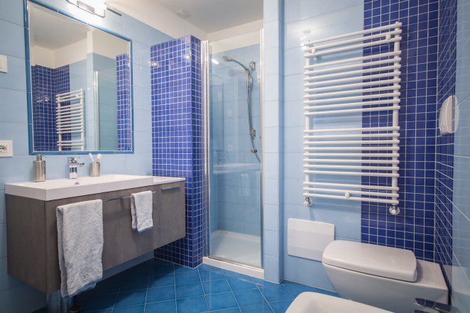 Per realizzare questi ambienti bagno, con pavimento e rivestimento in ceramica, siamo partiti dalle preferenze dei committenti in fatto di colore.