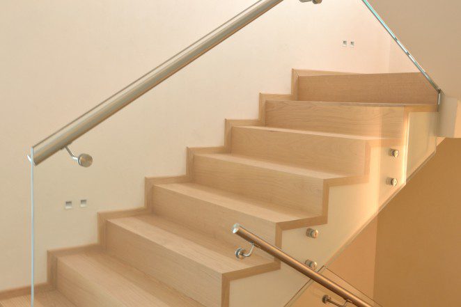 Realizzazione di una scala in legno con finitura in rovere sbiancato, gradino a 