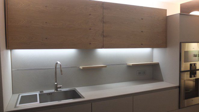 I nodi, le sfumature e la matericità del legno naturale accostate alla forma pulita, la funzionalità e la creatività nella composizione della superficie in ecomalta.