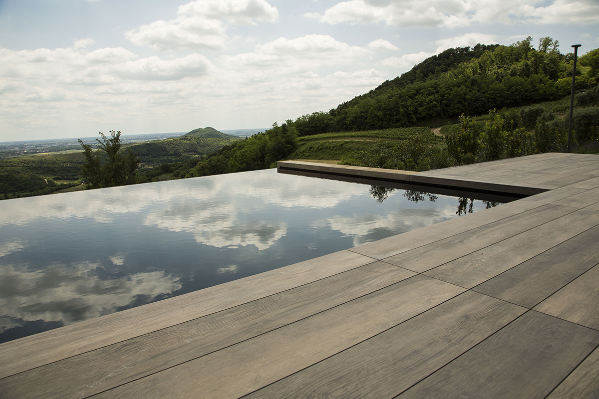 Una piscina immersa nell'incantevole scenario dei Colli Euganei, tra vigne e ulivi.

Per questa piscina è stato scelto il grès porcellanato effetto legno, oltre ad una gradevole scelta estetica, è stata una scelta tecnica per le proprietà di questo materiale.