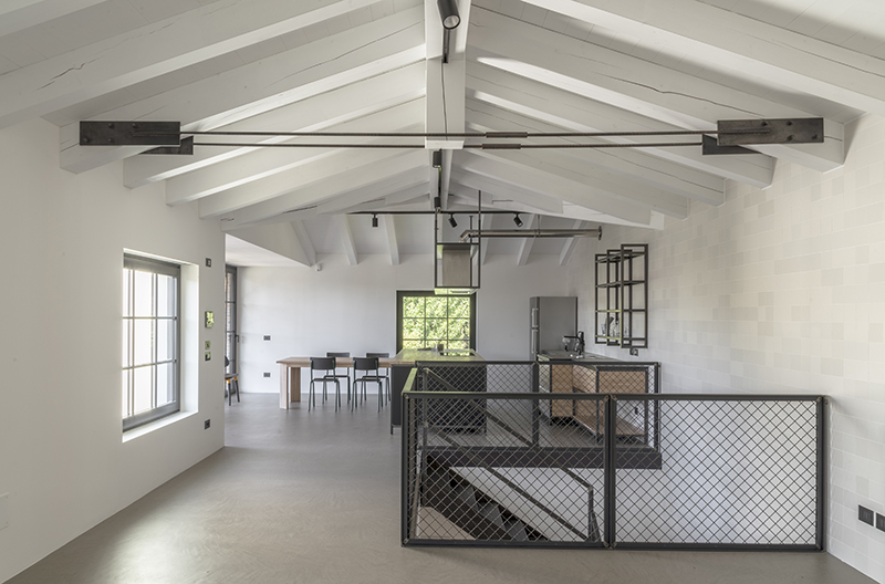 La scelta di materiali, colori e finiture opache danno a questa casa uno spiccato stile industriale.