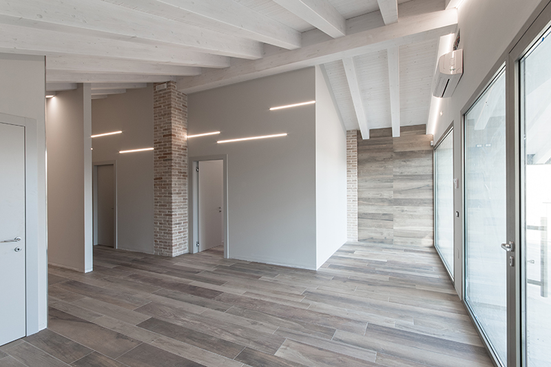 Il grès effetto legno caratterizza questo ambiente aperto al pubblico grazie anche all'utilizzo su superfici diverse, pavimento e rivestimento.