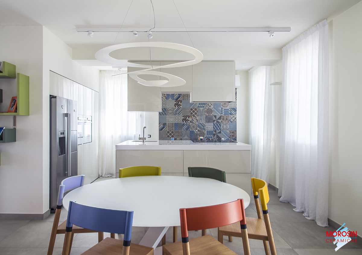Decorare con rivestimenti in grès porcellanato permette di studiare i dettagli da realizzare in continuità con lo stesso grès porcellanato.