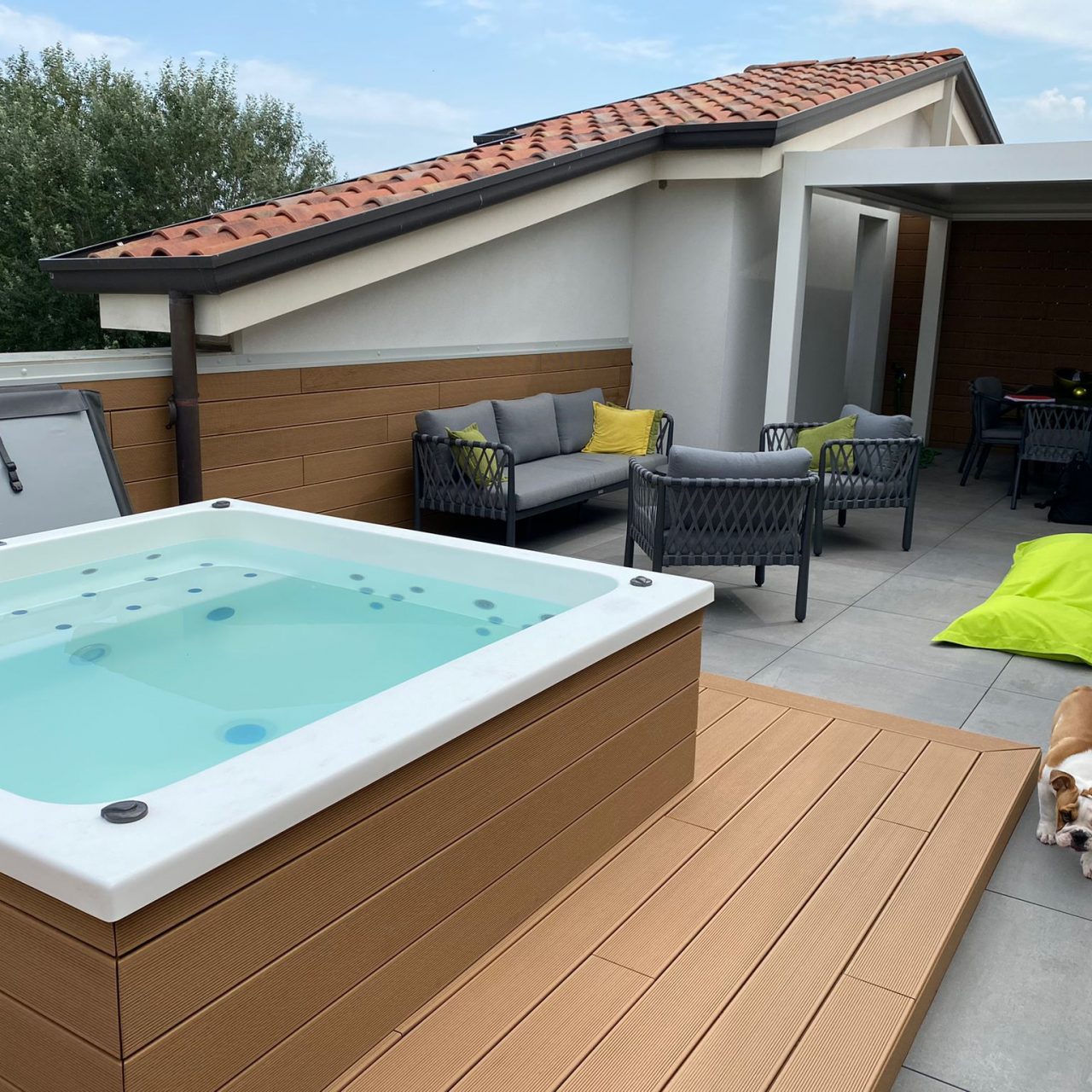 Ristrutturazione di un terrazzo con grès porcellanato spessore 2 cm, posa flottante.