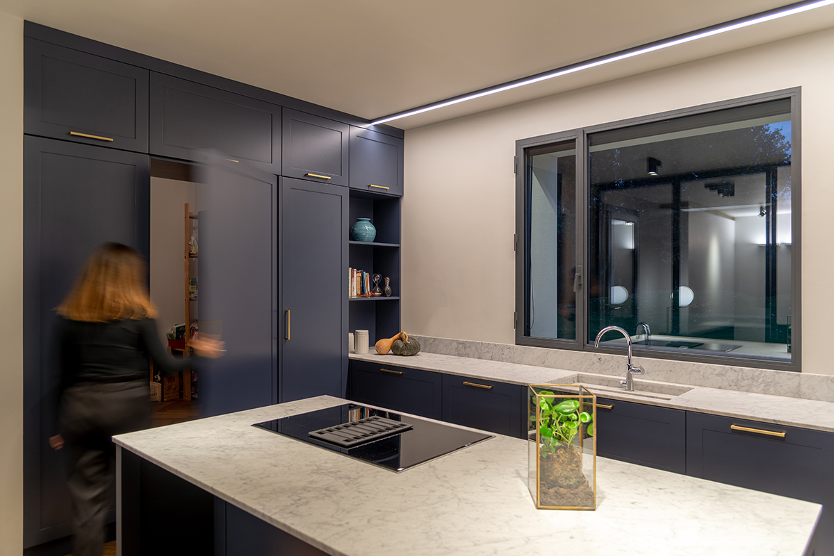 Cucina: marmo, legno, dettagli e colore.