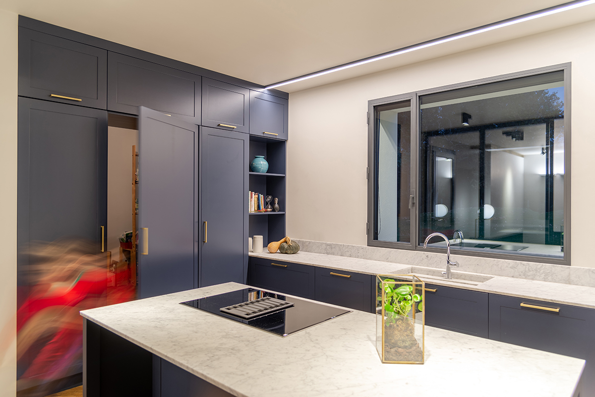 Cucina: marmo, legno, dettagli e colore.