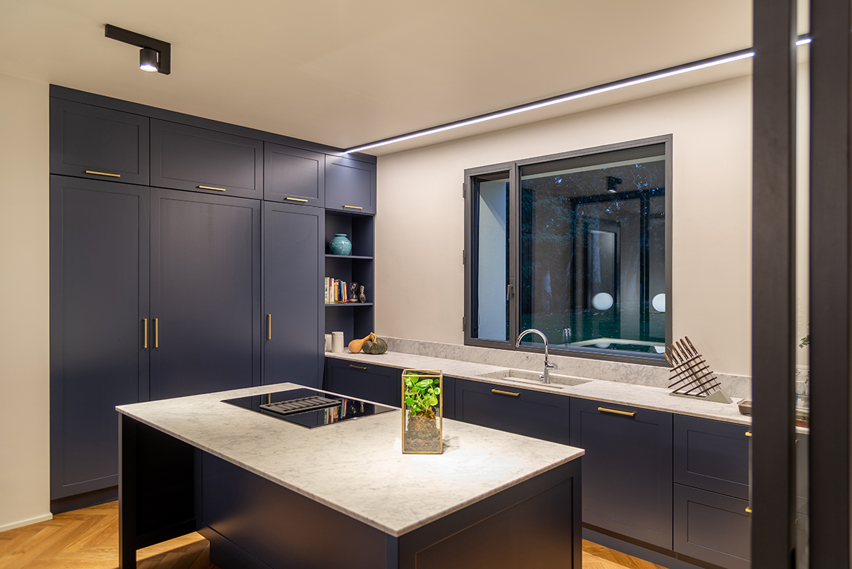 Cucina: marmo, legno, dettagli e colore.