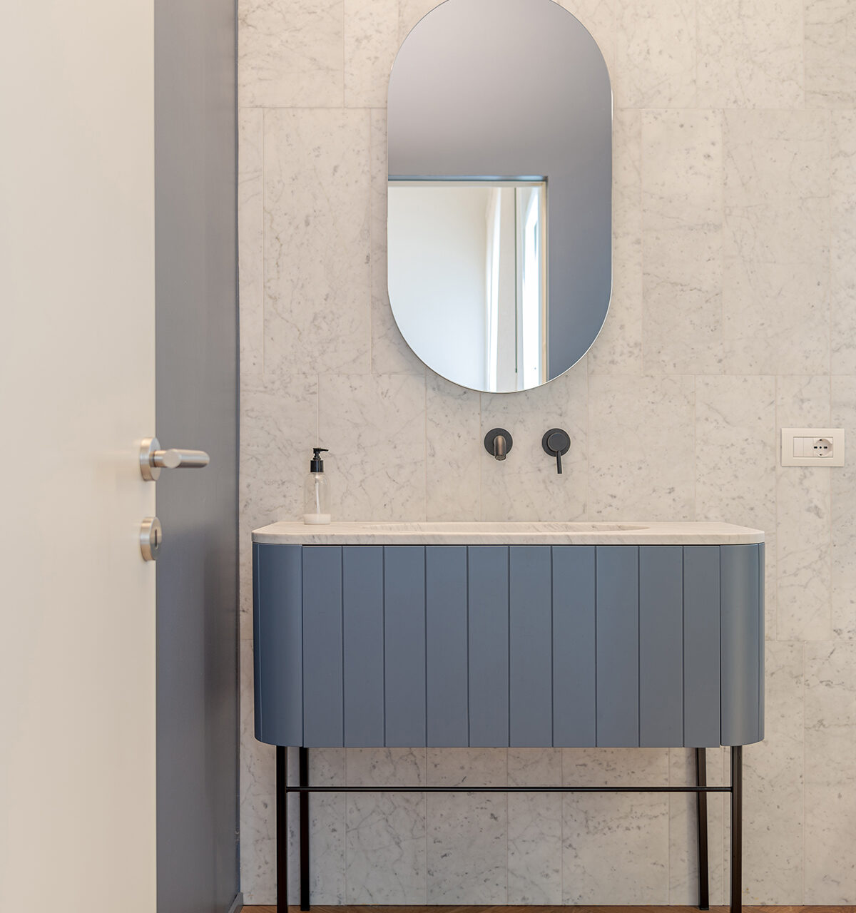 Arreda bagno: marmo, legno e colore