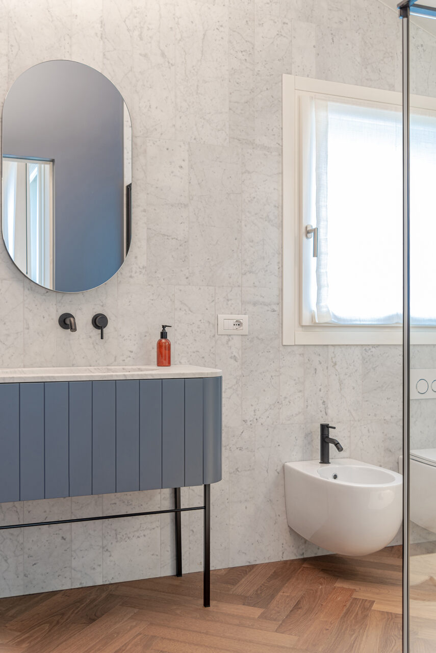 Arredo bagno studiato su una material board che integra marmo, legno e colore. Un progetto di rivestimenti e arredi su misura.