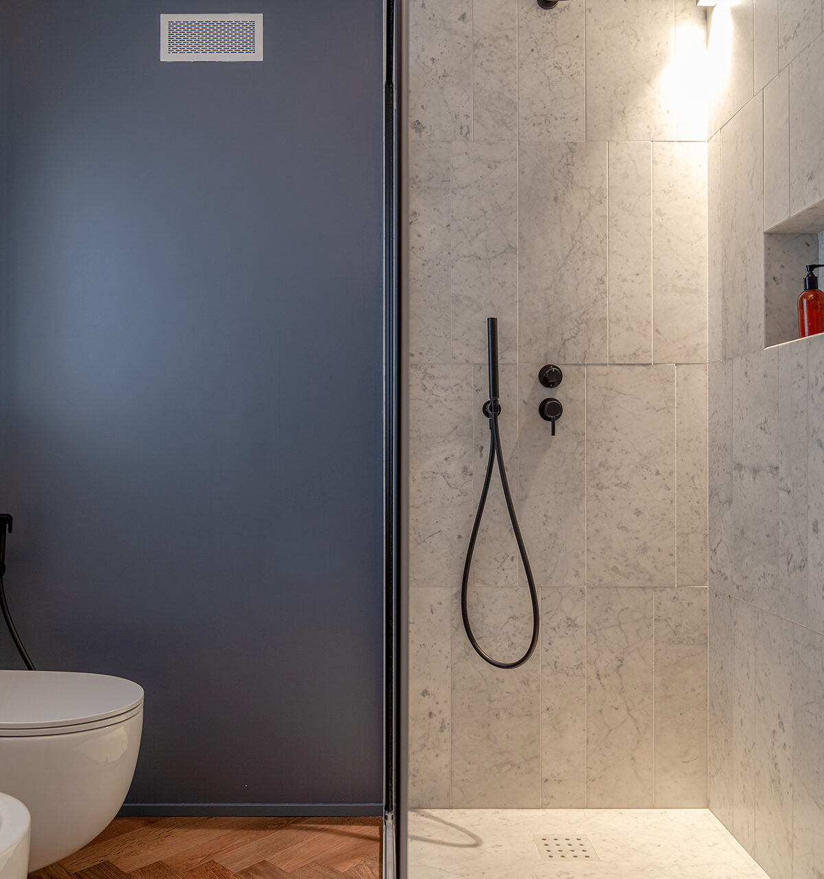 Arreda bagno: marmo, legno e colore