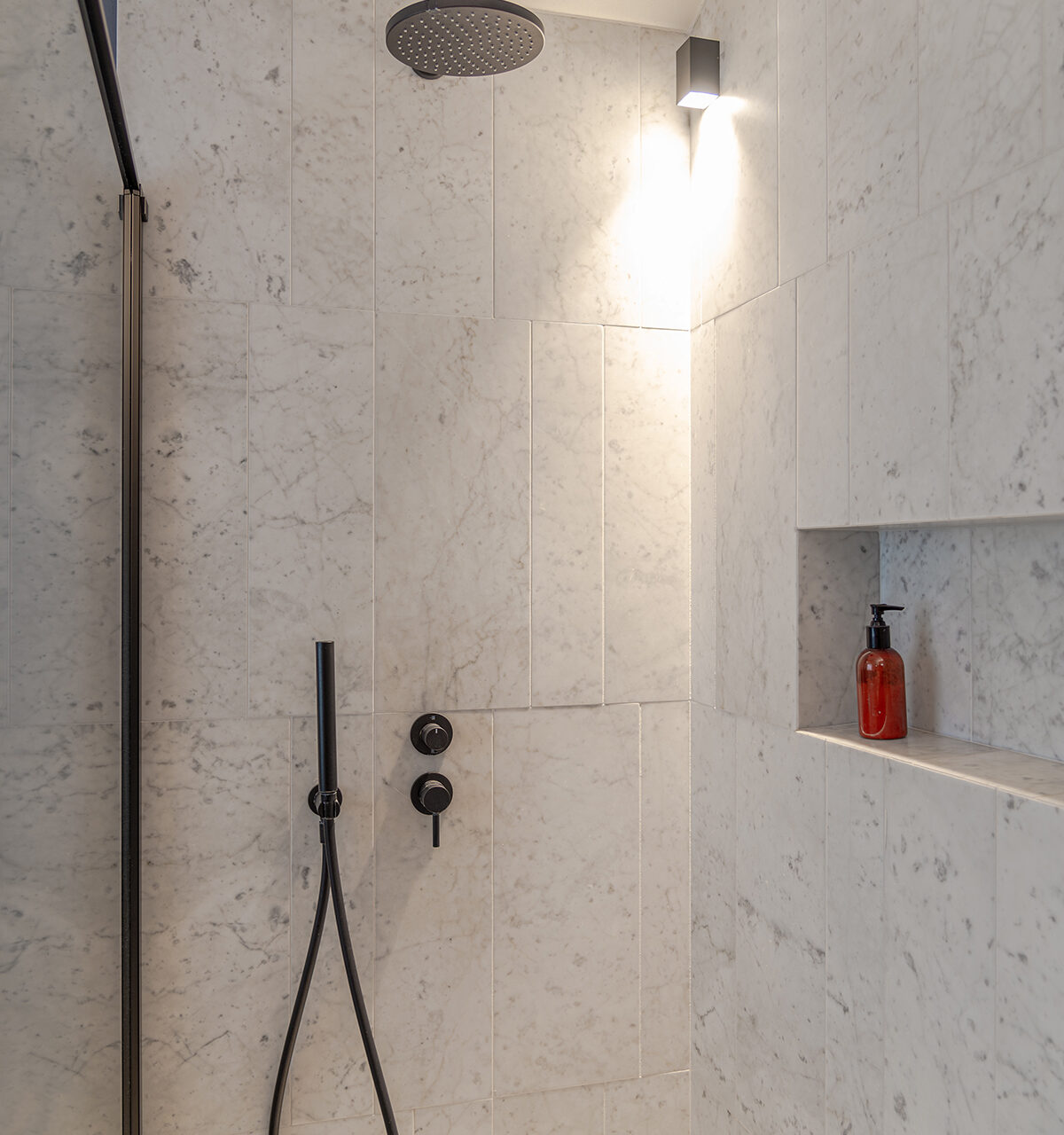 Arreda bagno: marmo, legno e colore