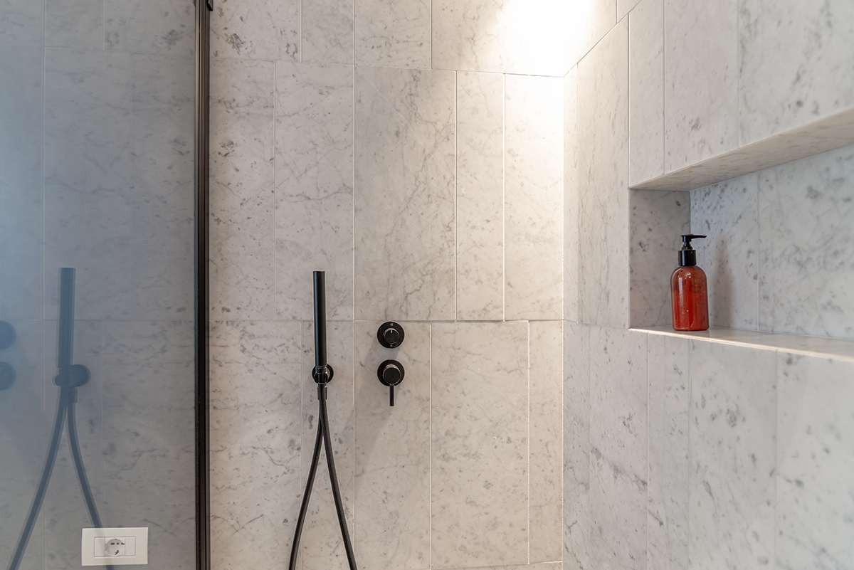 Arreda bagno: marmo, legno e colore