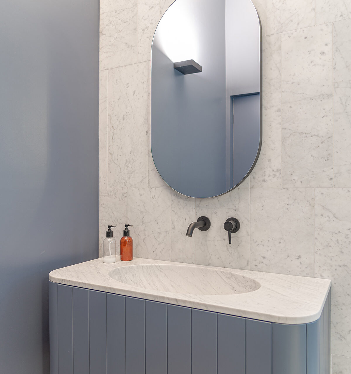 Arreda bagno: marmo, legno e colore