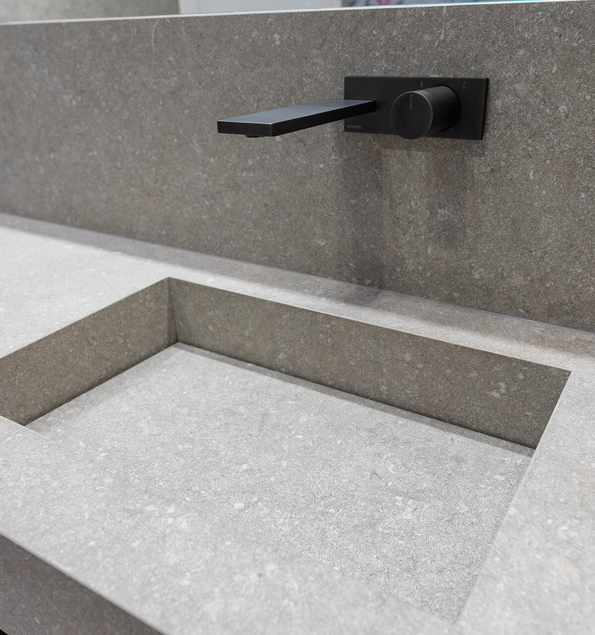 Progettazione bagno: materiali, forme e accessori.