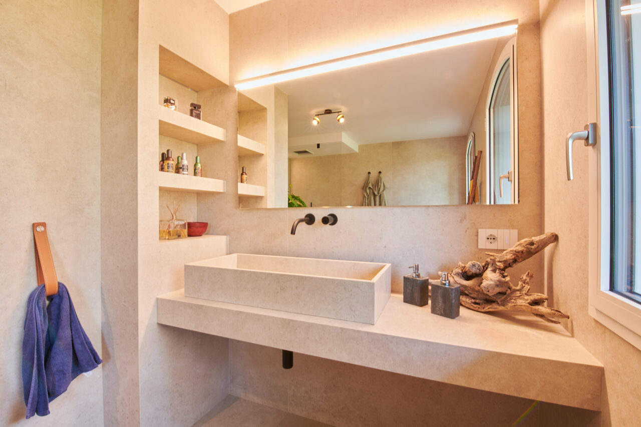 Dalla consulenza alla posa: un bagno personalizzato in grès porcellanato.